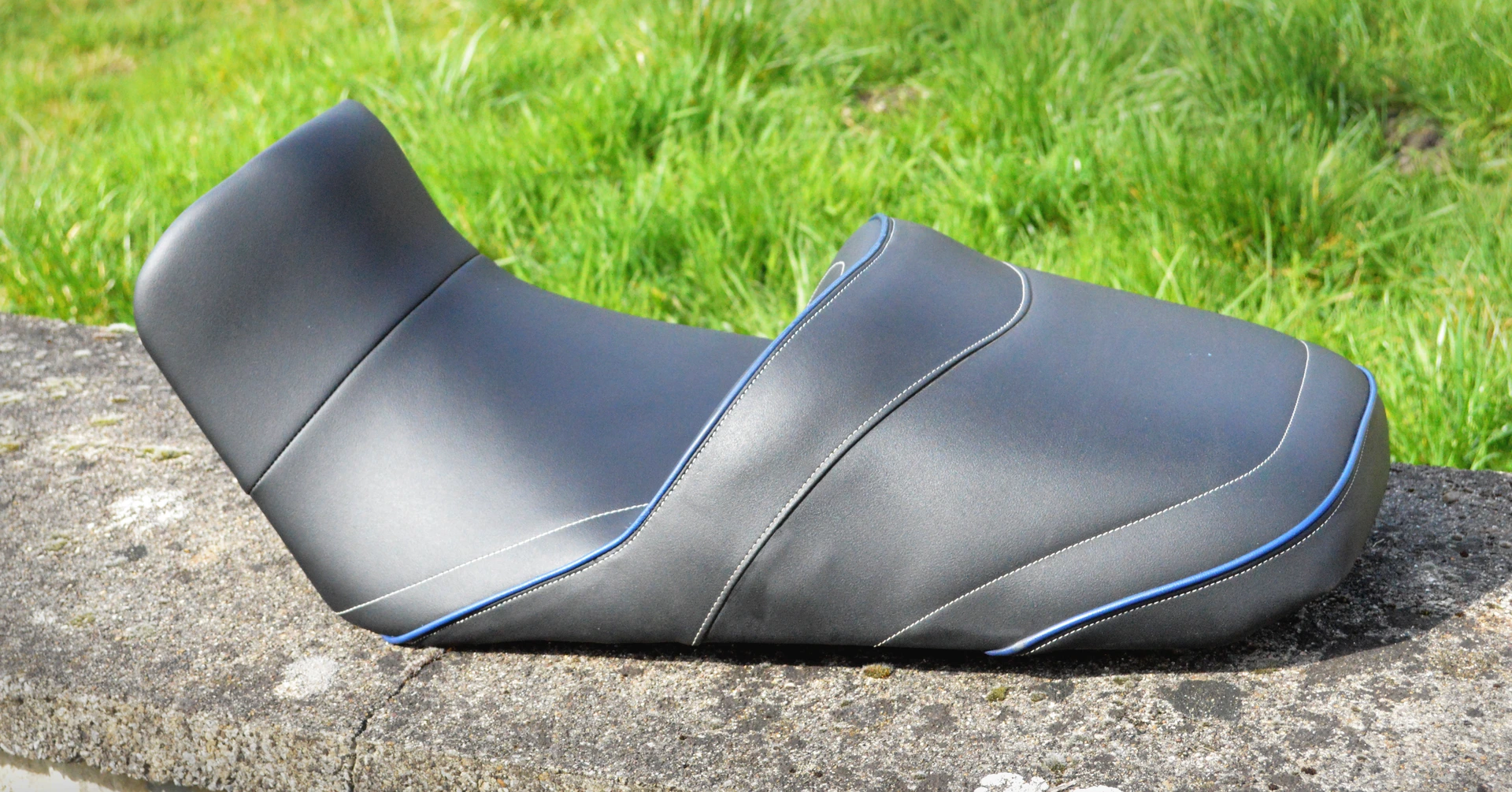 Réparation selle de moto